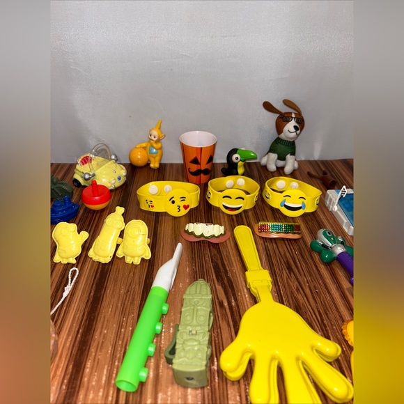 Random Junk Drawer Toy Lot - Picture 3 of 14